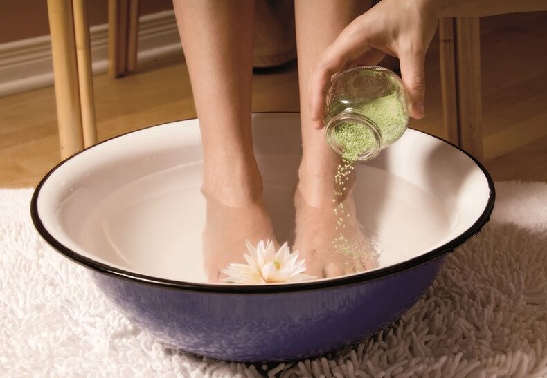baño para el tratamiento de hongos en los dedos de los pies