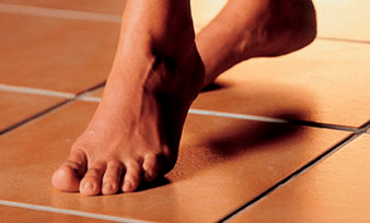 caminar descalzo como causa de la aparición del hongo en la piel de los pies