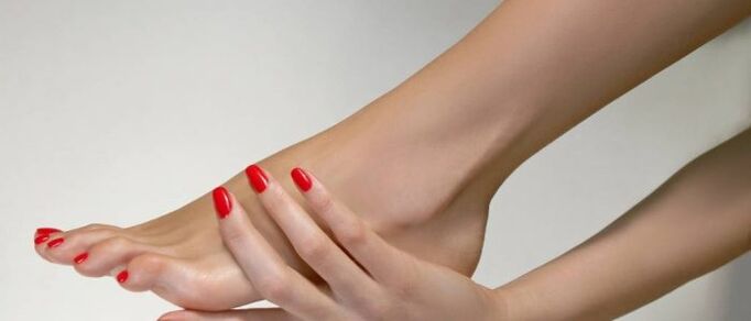 pies sanos después del tratamiento de hongos en la piel