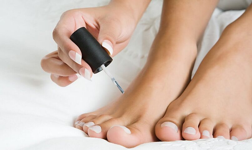 aplicar esmalte de uñas para tratar hongos en las uñas de los pies